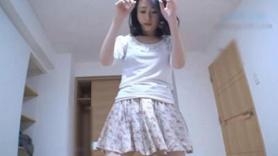 清纯人妻客厅失守！白嫩美鲍遭内射狂操 淫水四溅