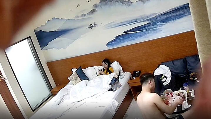 酒店偷拍：小龙虾诱奸打工妹，爆操干到杀猪嚎叫内射